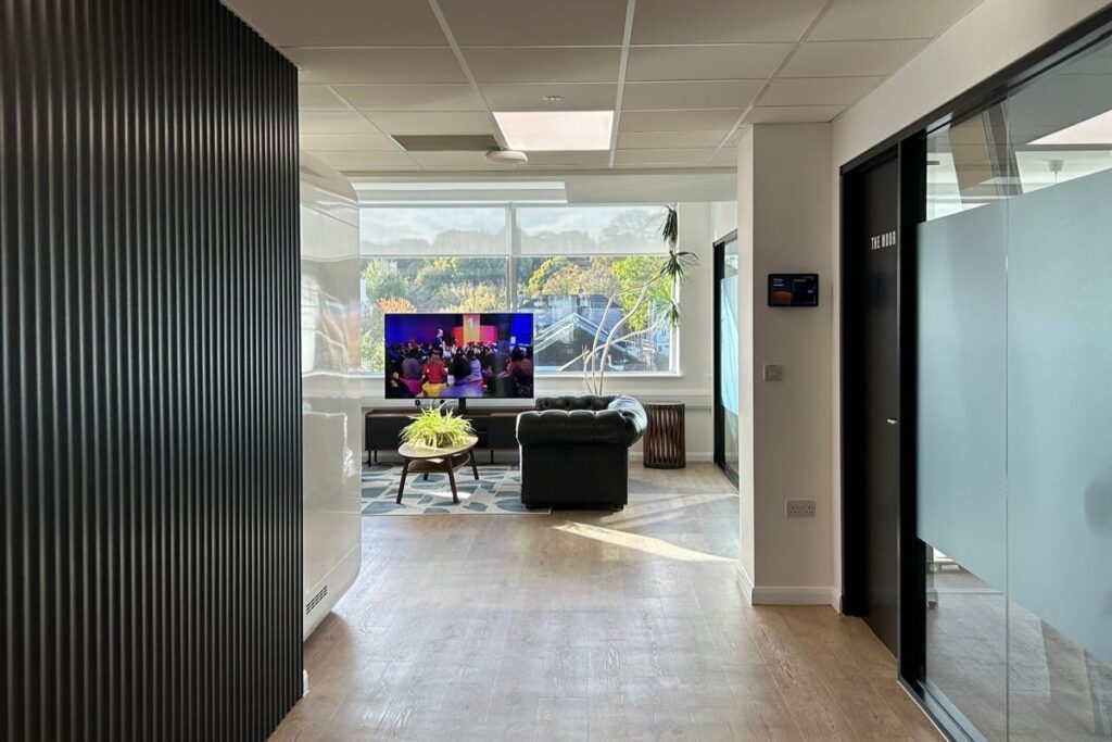 Inizio 4 light open office corridor space